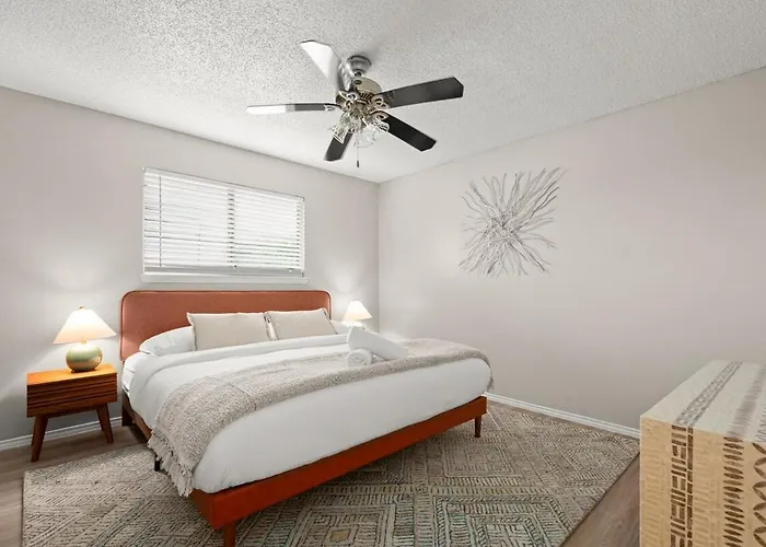 Modern - 1br -near Austin - King Bed